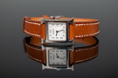une photo d'une montre-bracelet avec un bracelet en cuir