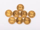 gros plan d'une pile de pièces d'or sur une surface blanche