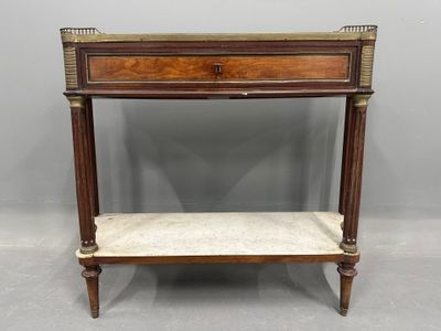 CONSOLE à côtés cintrés en acajou et placage d'acajou dans d… - Photo 1