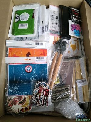 une boîte en carton remplie de fournitures scolaires diverses