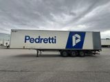 une photo d'une semi-remorque garée sur un parking