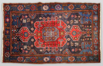 un vieux tapis à motifs rouges et bleus