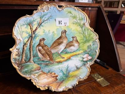 une photo d'une assiette décorative sur laquelle sont peints des oiseaux