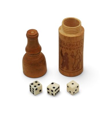 trois dés et une bouteille d'alcool sur la table