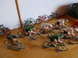 de nombreuses figurines représentant des personnes à vélo posées sur un plancher en bois