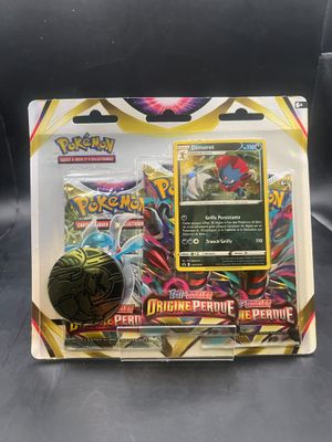 une boîte de cartes à collectionner Pokémon et une balle