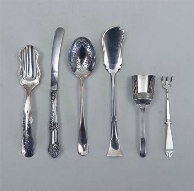 beaucoup de cuillères et de fourchettes en argent sur la table