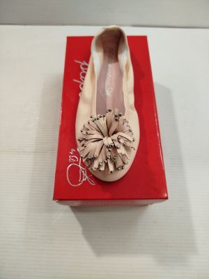 La boîte à chaussures est ouverte et contient une paire de chaussures.