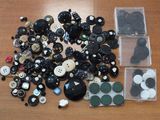 un grand nombre de boutons posés sur une table
