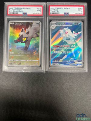 Deux cartes Pokémon sont posées sur une table avec un fond noir.