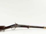 un vieux fusil au canon en bois et aux garnitures en laiton