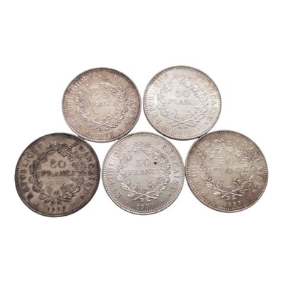 six types différents de pièces d'argent sur fond blanc