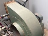 une machine posée sur une table dans une pièce