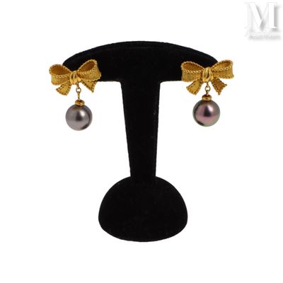 gros plan d'une paire de boucles d'oreilles sur un support