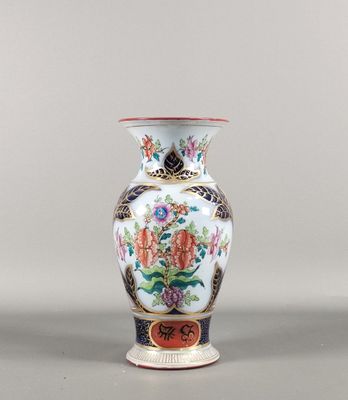 une image représentant un vase orné de fleurs et d'oiseaux peints