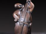 statue d'un homme jouant du violoncelle sur un échiquier
