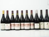 plusieurs bouteilles de vin sont alignées sur une table