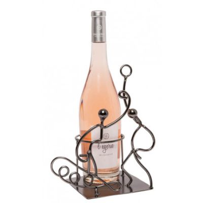 une bouteille de vin posée sur un support en métal