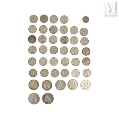 l'image d'un paquet de pièces de monnaie posé sur une surface blanche