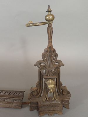 Paire de chenets/porte-tisonniers en fonte de style néoclass…