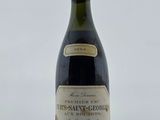 une bouteille de vin posée sur une table