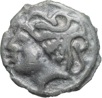 gros plan d'une pièce d'argent avec un visage dessus