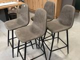 lot de quatre tabourets de bar en velours gris avec des pieds en métal