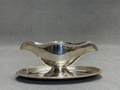 Saucière en métal argenté. 10 x 24 x 15 cm.