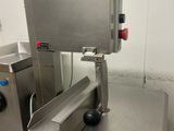 l'image d'une machine installée dans une pièce