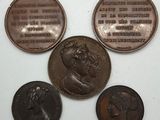 trois pièces sur lesquelles figurent les portraits d'une femme et d'un homme
