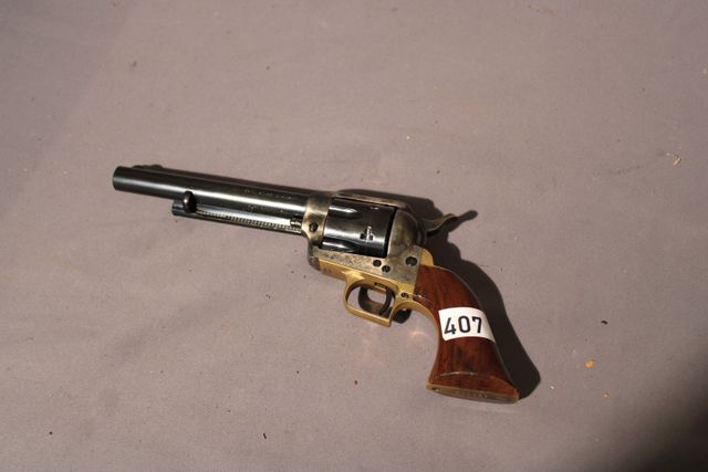 Cat B. Revolver dans le gout du SAA 1873. Mod American. Calibre C...