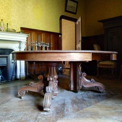 une table placée au milieu d'une pièce