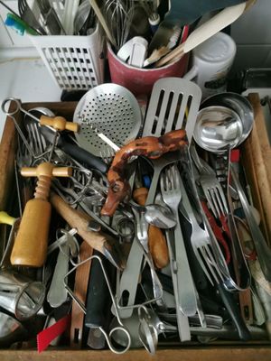 une boîte remplie d'ustensiles de cuisine posée sur un plan de travail