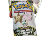 plusieurs paquets de cartes à collectionner Pokémon empilés les uns sur les autres