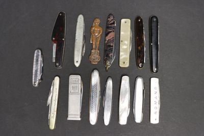 beaucoup de couteaux différents sur la table