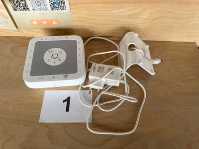 une table sur laquelle se trouvent une télécommande et d'autres objets