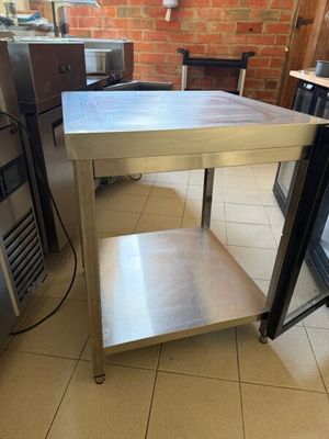 une table en acier inoxydable au milieu d'une cuisine
