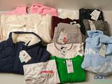 un tas de vêtements posés sur une table