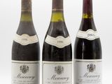 trois bouteilles de vin posées les unes à côté des autres sur une surface blanche