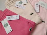 trois paires de pantalons roses et blancs avec leurs étiquettes de prix