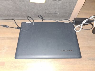 un ordinateur portable posé par terre