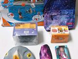 un sac contenant un masque et d'autres objets, posé sur une table