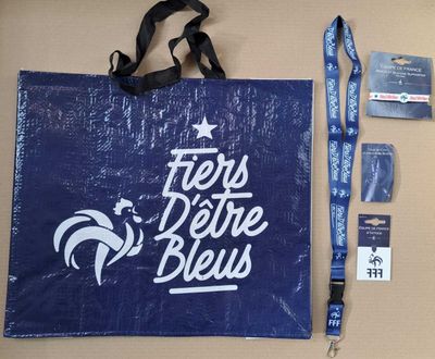 un sac bleu muni d'un cordon, d'une lanière et d'étiquettes pour lanière