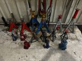 de nombreux outils qui traînent par terre dans le garage
