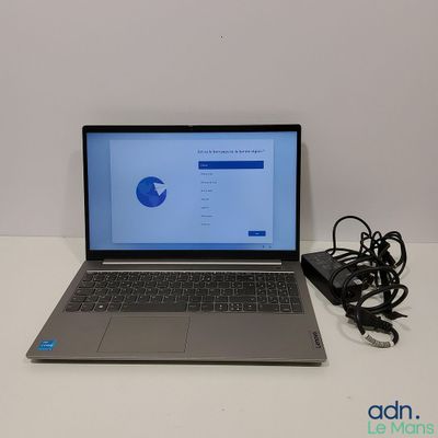 un ordinateur portable posé sur une table avec un chargeur