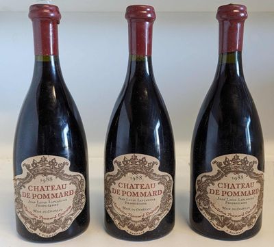 trois bouteilles de vin sont alignées sur une table