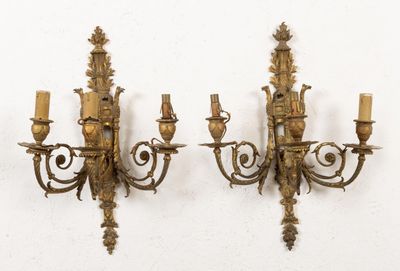 Paire d'appliques à trois lumières en bronze ciselé et doré …