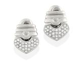 une paire de boucles d'oreilles en diamant en forme de cœur sur fond blanc