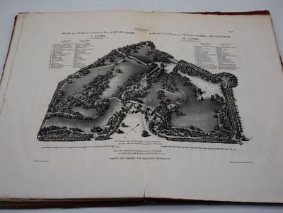 un livre ouvert sur lequel figure le plan d'un parc