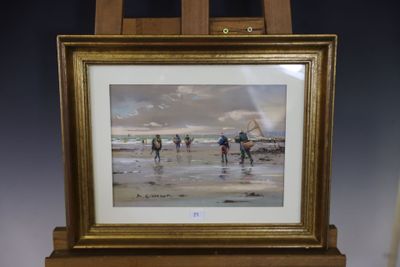 tableau représentant un groupe de personnes marchant sur une plage, posé sur un chevalet en bois